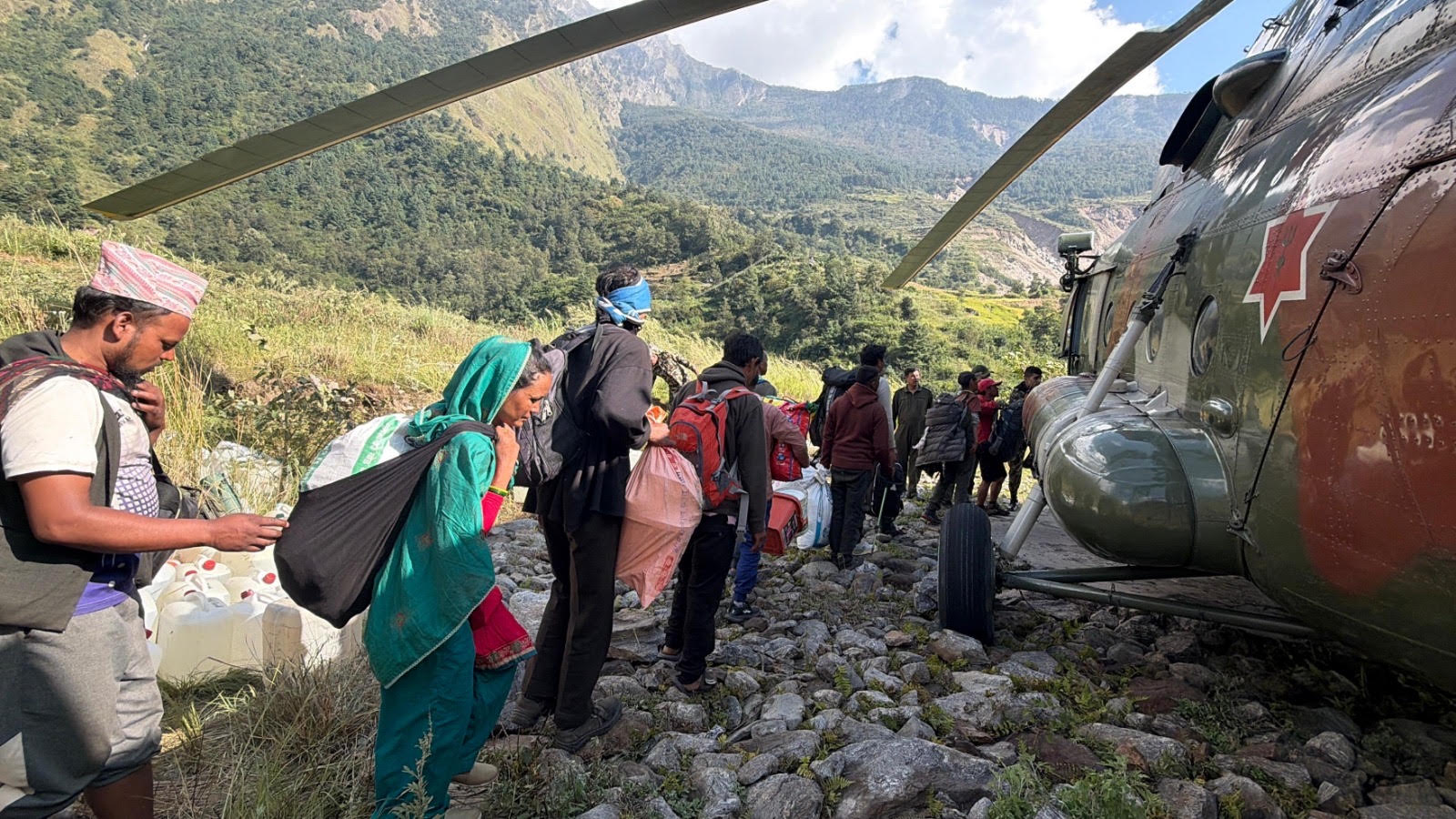 बूढीगण्डकी बाढीः प्रभावित क्षेत्रबाट एक हजार बढीको हेलि उद्धार